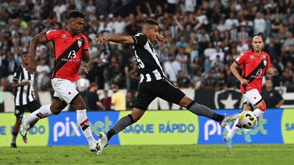Com um a menos, Botafogo fica no empate com o Atlético-GO pelo Brasileirão