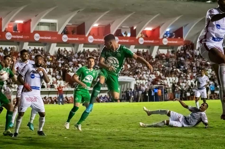 Antes de confronto direto, Xandão fala em busca da Chape por 'respiro' na Série B