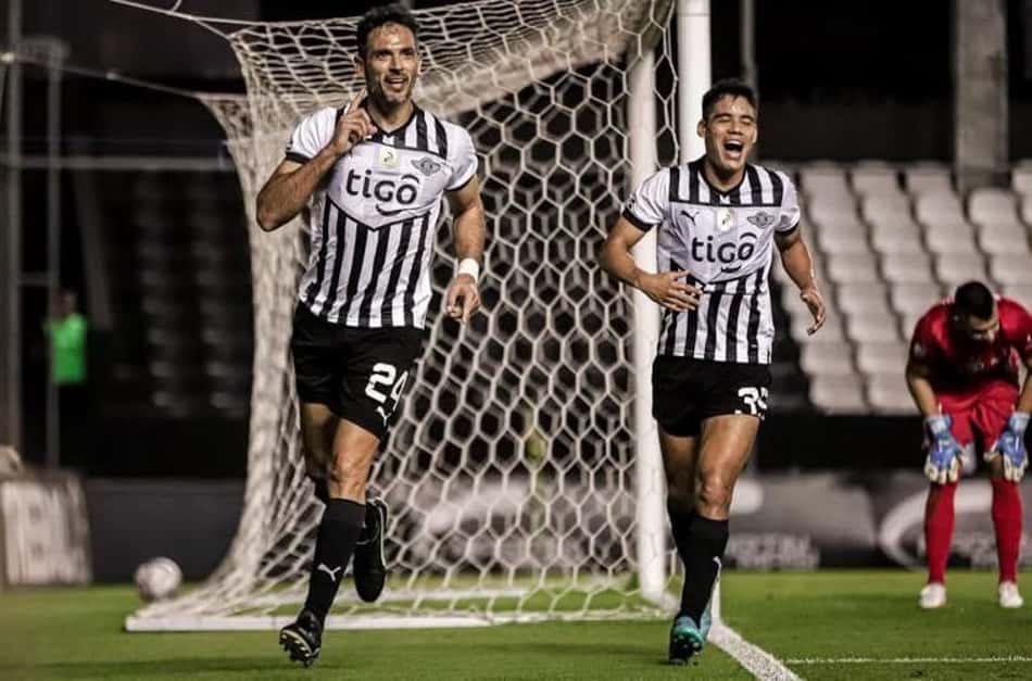 No Paraguai, atacante Roque Santa Cruz faz gol espetacular