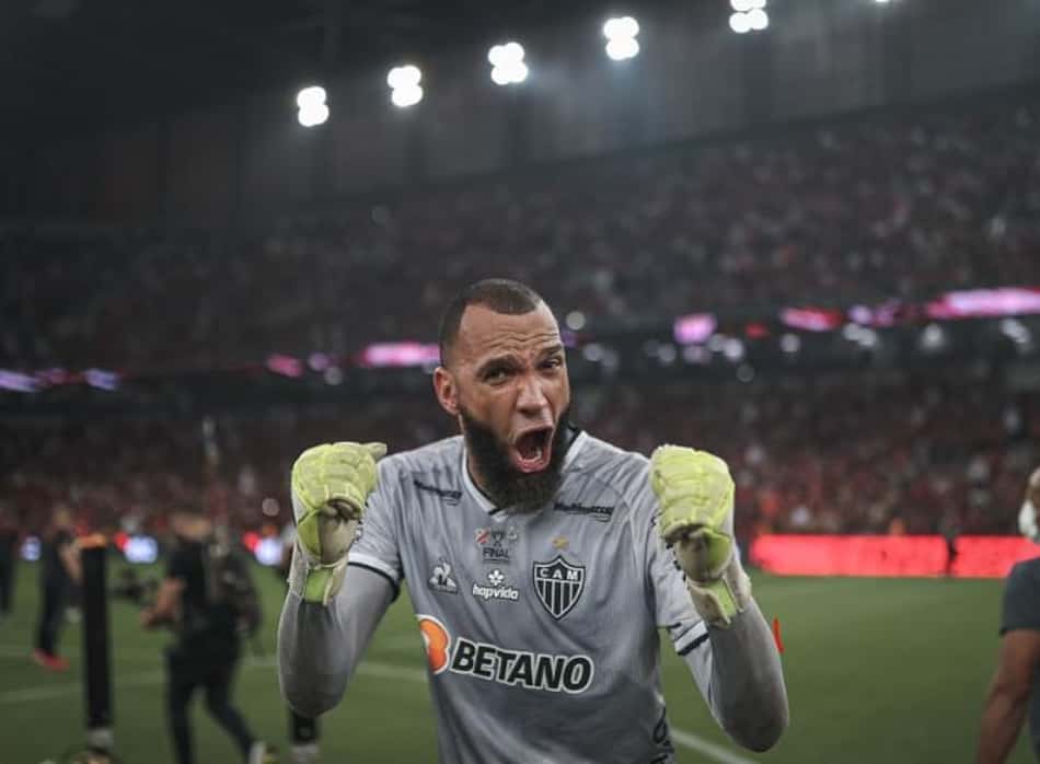 Atlético-MG leiloa camisas do goleiro Everson e valor será destinado a causas sociais