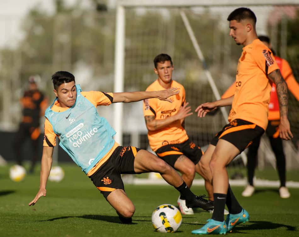 Mateus Vital treina com o elenco do Corinthians, mas clube não desiste de vendê-lo