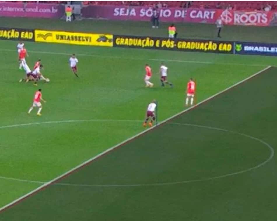 Internacional reclama de gol anulado pelo VAR diante do Fluminense