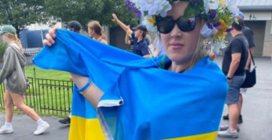 Torcedora com bandeira da Ucrânia é expulsa de duelo de russas em Cincinnati