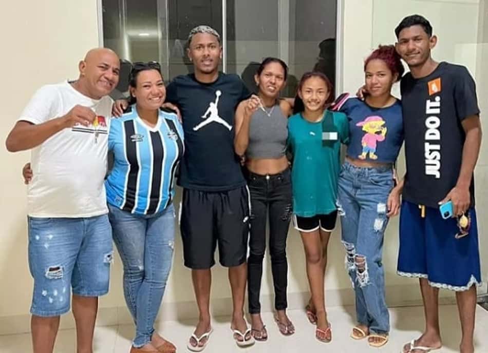 Lateral do Grêmio economiza por mais de um ano e presenteia pais com casa nova
