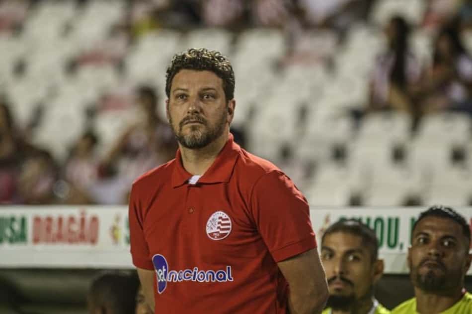 Treinador do Náutico, Elano critica Botafogo por contratar Lucas Perri no último dia da janela