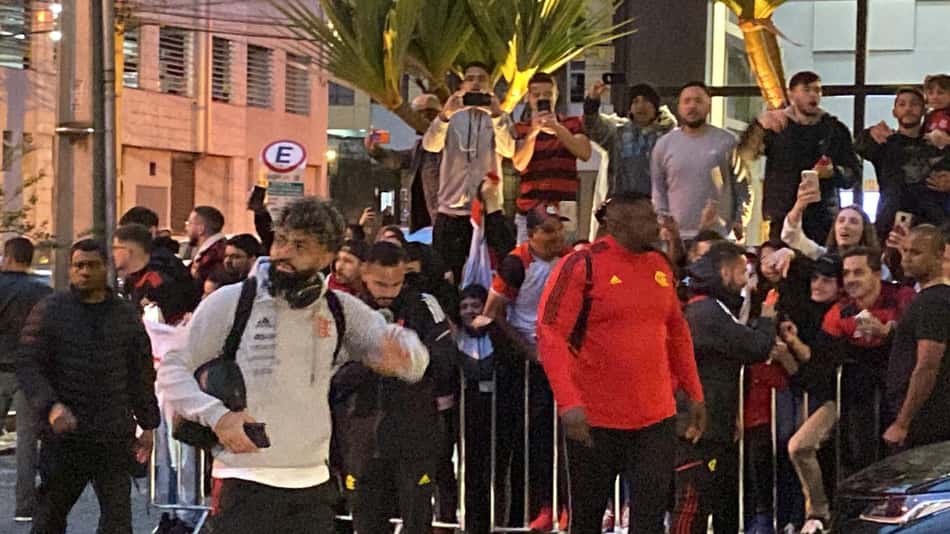 Copa do Brasil: Flamengo chega a Curitiba para pegar o Athletico e recebe apoio da torcida