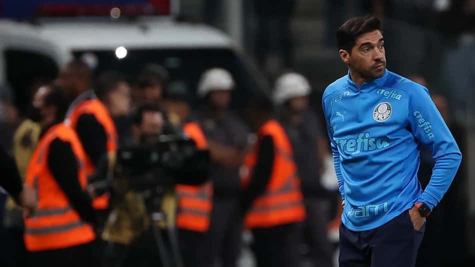 Abel Ferreira sofre críticas de técnicos brasileiros por declarações e comportamento no Palmeiras