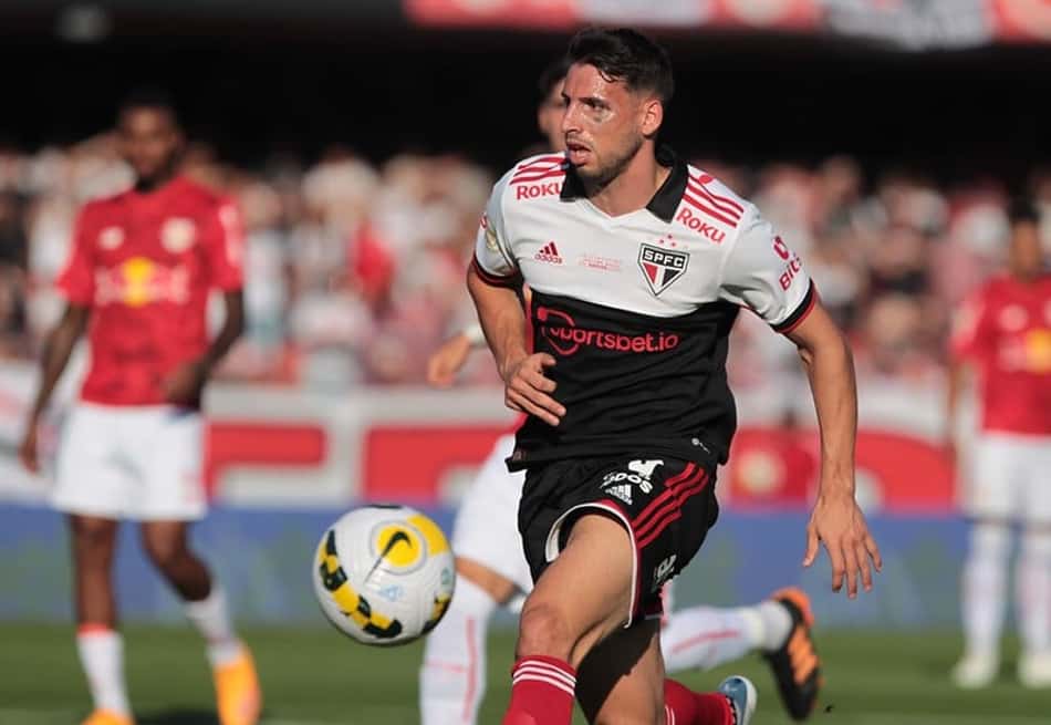 Torcedores esgotam primeiro lote de 3 mil unidades da nova camisa do São Paulo e faturamento é de R$ 1 milhão