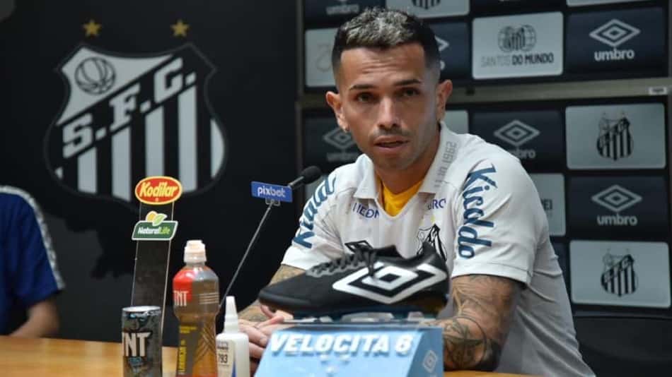 Gabriel Carabajal é apresentado como novo camisa 5 do Santos