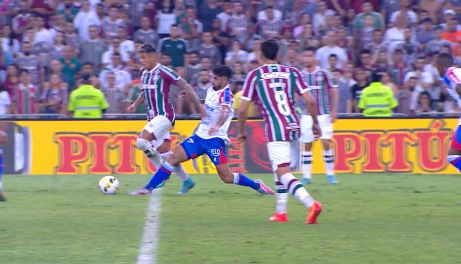 Áudio do VAR de Fluminense x Fortaleza explica contato em pênalti sobre Matheus Martins