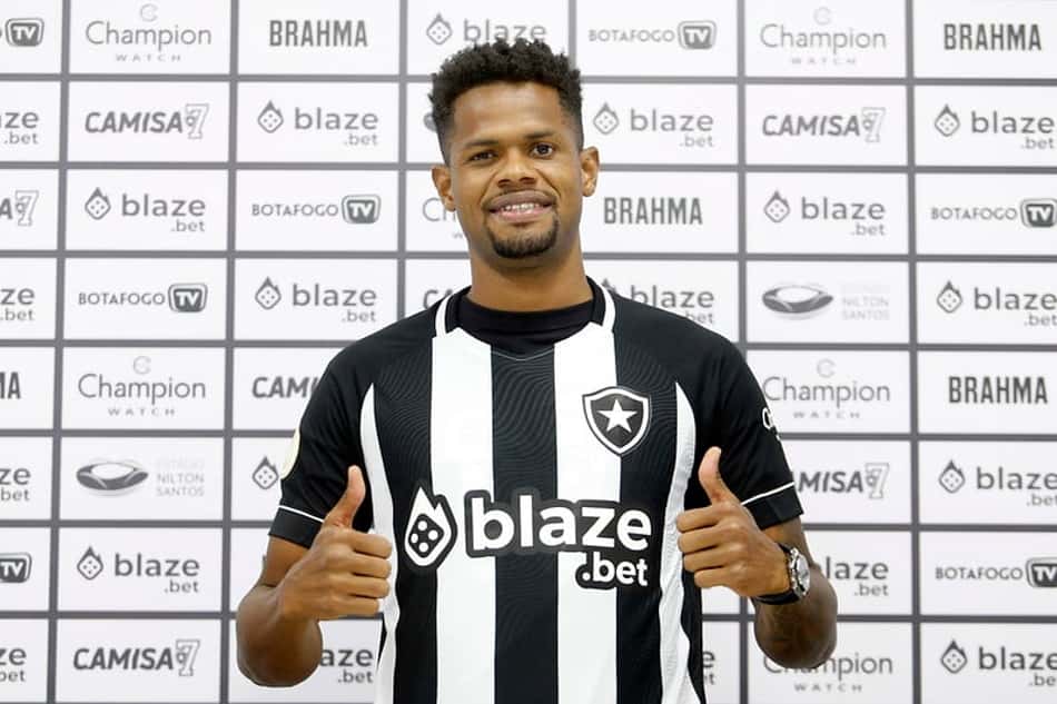 Profissional aos 23 anos, Junior Santos valoriza chegada ao Botafogo: 'O diamante vem da lama'