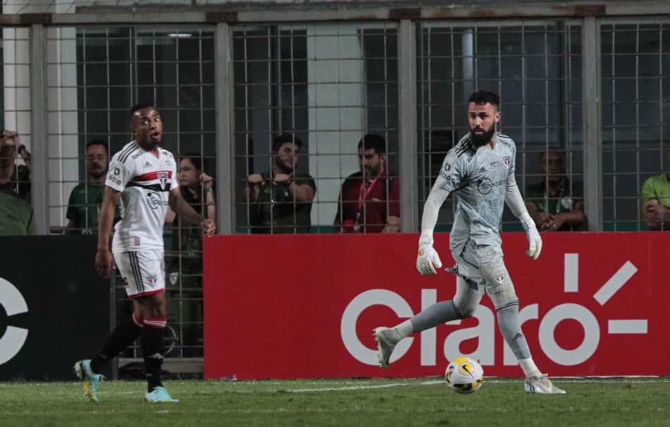 Internautas sobre Jandrei, goleiro do São Paulo: 'Fazer defesa difícil ou cantar em chinês?'