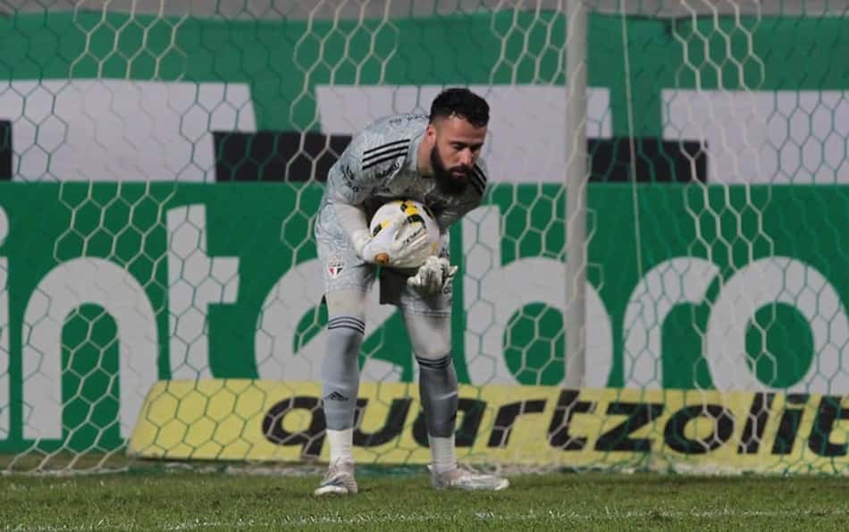 De herói a criticado, Jandrei tem chance definitiva pela titularidade no gol do São Paulo no Maracanã