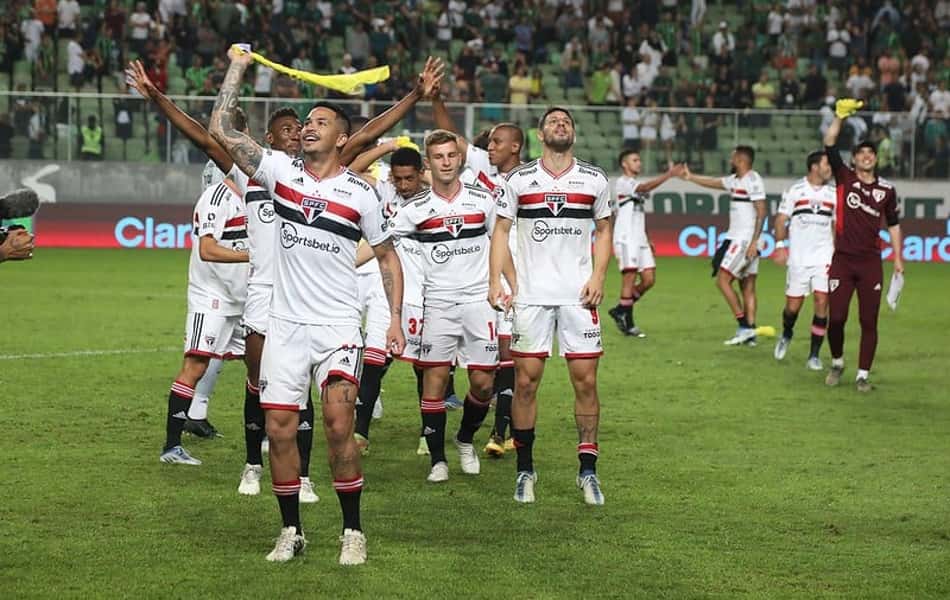 Herói da classificação do São Paulo, Luciano quer retribuir idolatria com títulos: 'Só tenho a agradecer o apoio'