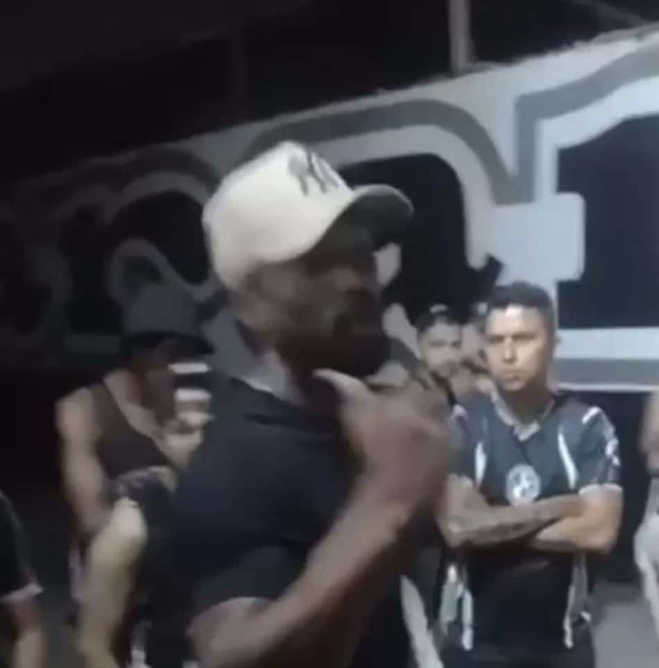 Jogadores do Ceará conversam com integrantes da torcida organizada