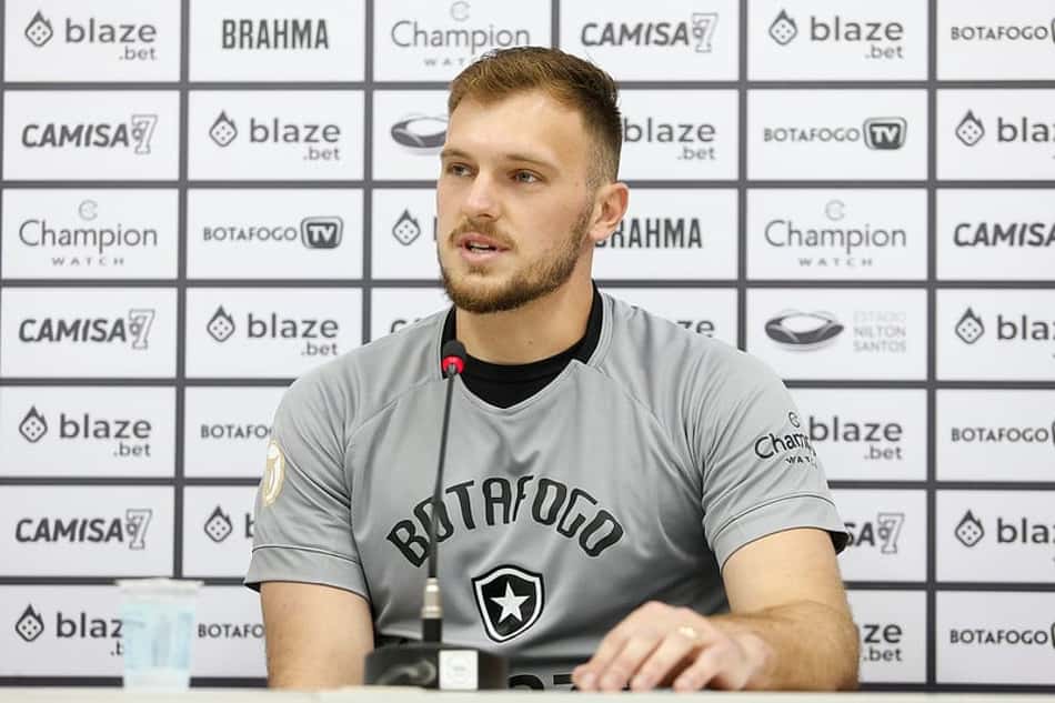 Lucas Perri é apresentado pelo Botafogo e revela admiração por Gatito: 'Uma referência'
