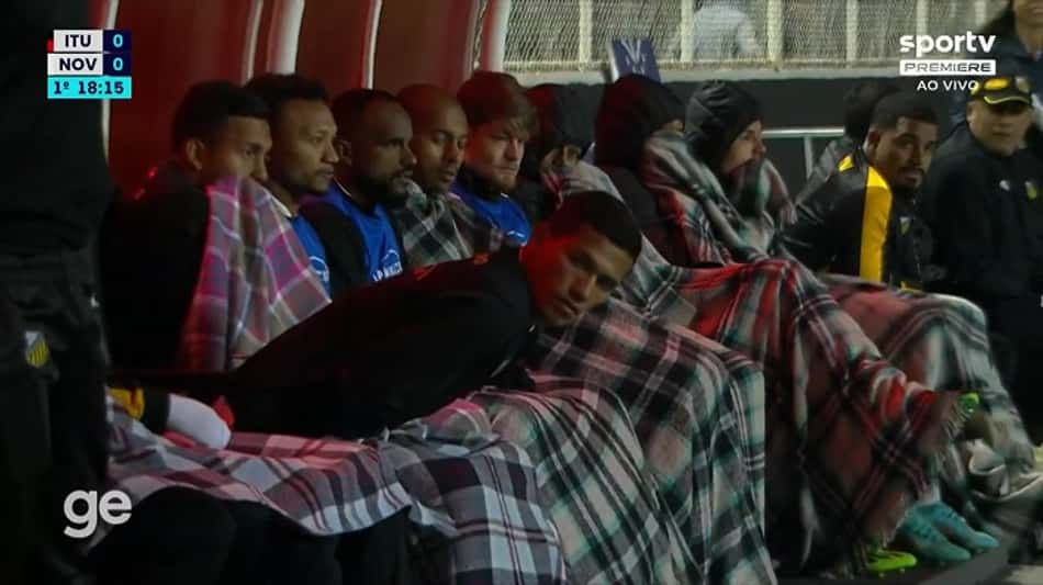 Jogadores do Novorizontino recebem cobertores no banco de reservas para se protegerem do frio; confira