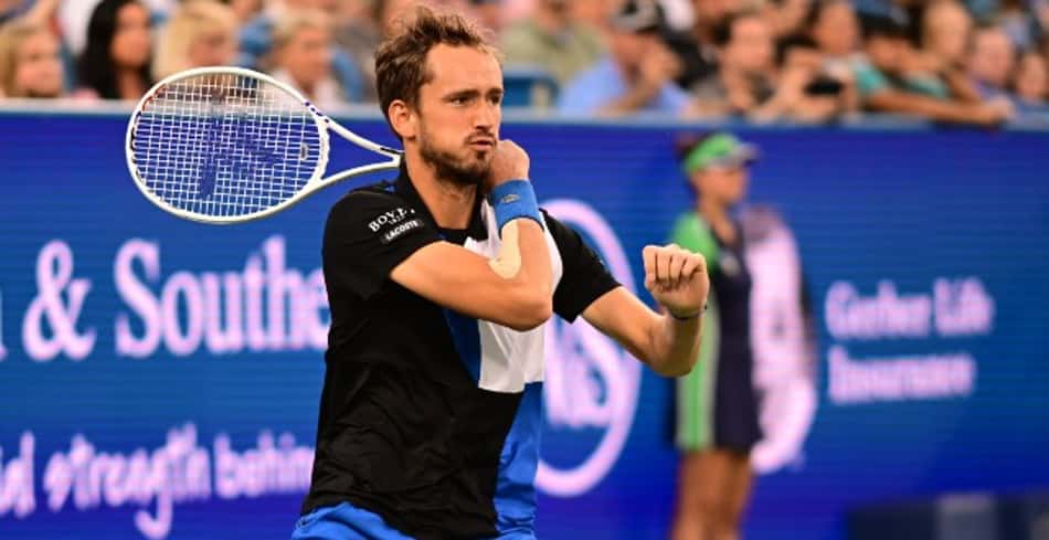 Medvedev surta com fogos e é eliminado por Tsitsipas na semi de Cincinnati