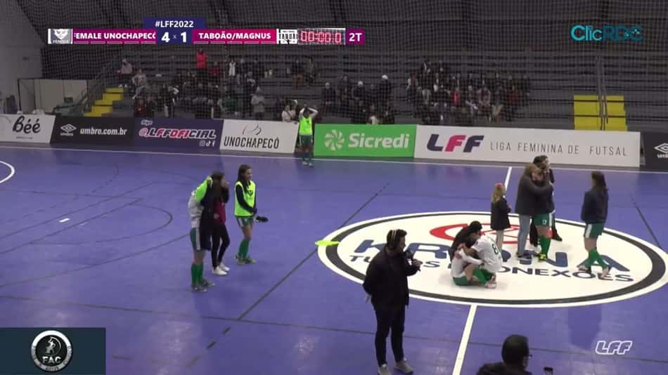 Jogadoras são avisadas da morte de colega após jogo e choram em quadra