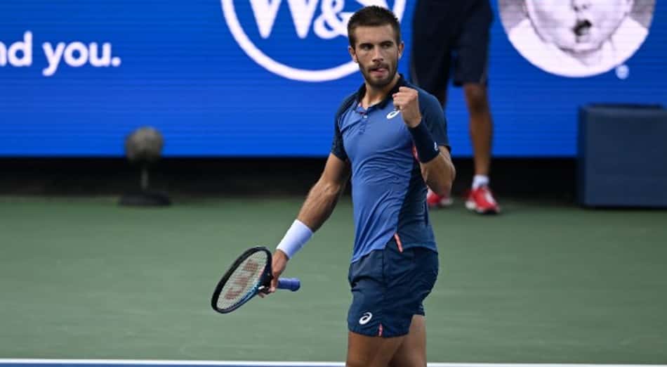 Coric derruba Tsitsipas e ergue, em Cincinnati, seu 1º Masters