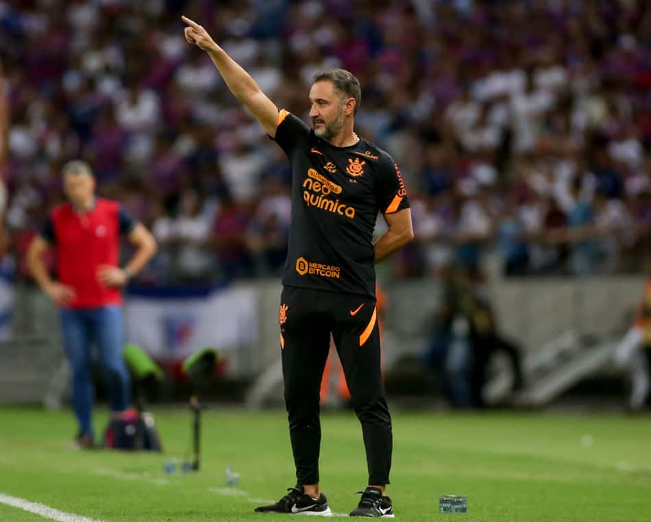 Vítor Pereira reclama do gramado do Castelão e vê injustiça em derrota do Corinthians para o Fortaleza