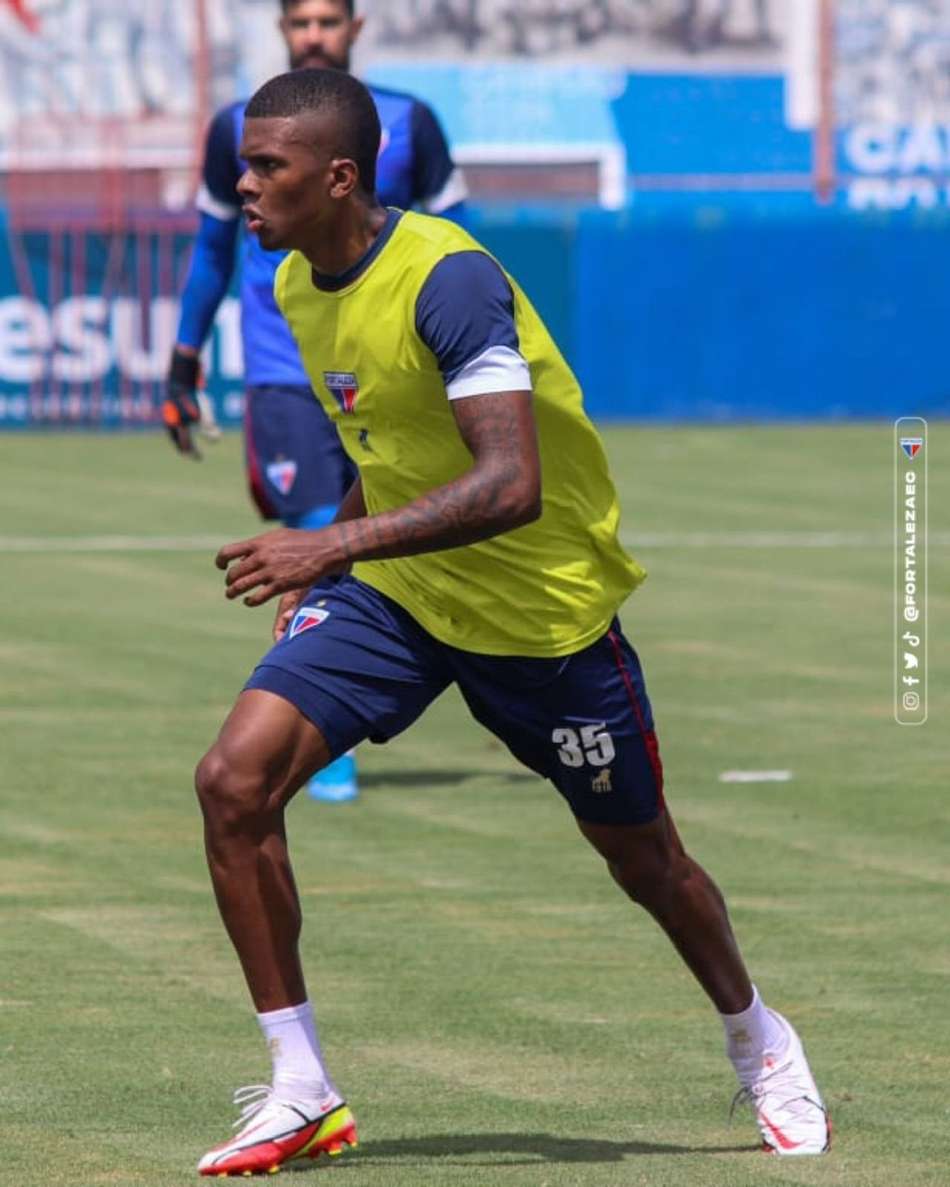 Após choque de cabeça, Ceballos, do Fortaleza, fica desacordado e deixa campo de ambulância