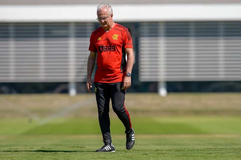 Com atletas da base, Flamengo divulga lista de relacionados para jogo com Goiás