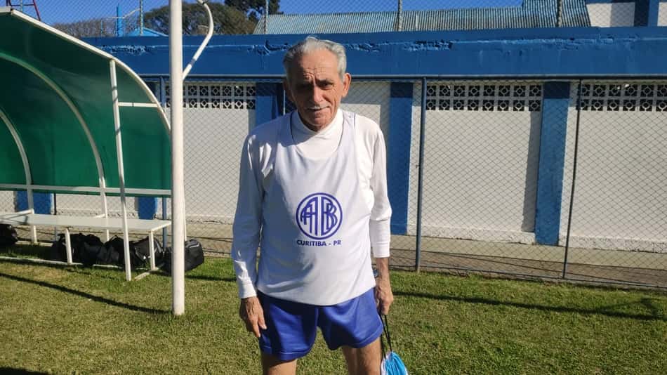 Aos 92 anos, Osvaldo, artilheiro das peladas em Curitiba, não pensa em aposentadoria