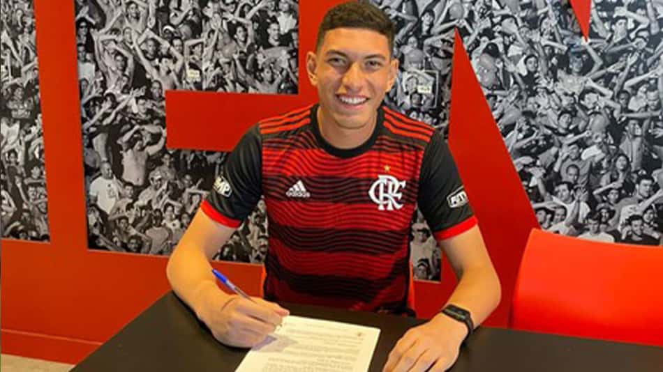 Caio Barone, do sub-17 do Flamengo, assina primeiro contrato profissional