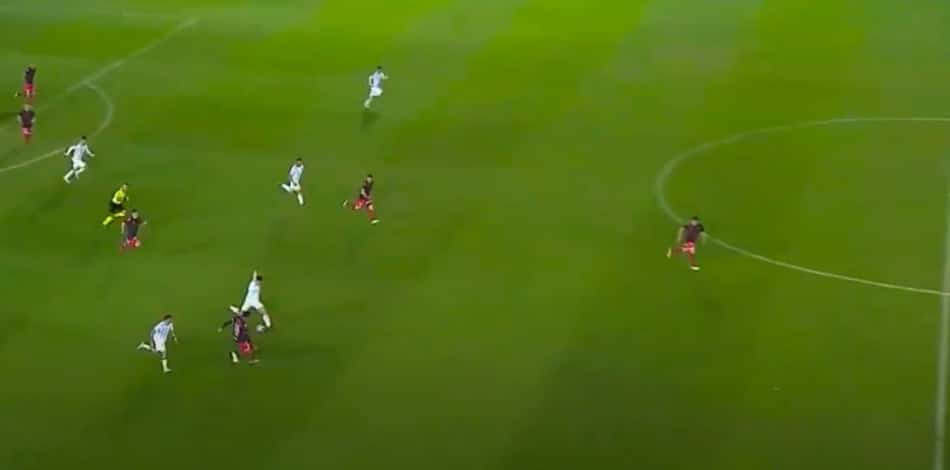Na Argentina, jogador marca gol antológico antes do meio-campo