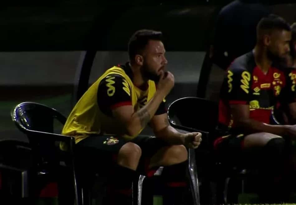 Atleta do Sport come amendoim atirado por torcedor durante jogo da Série B