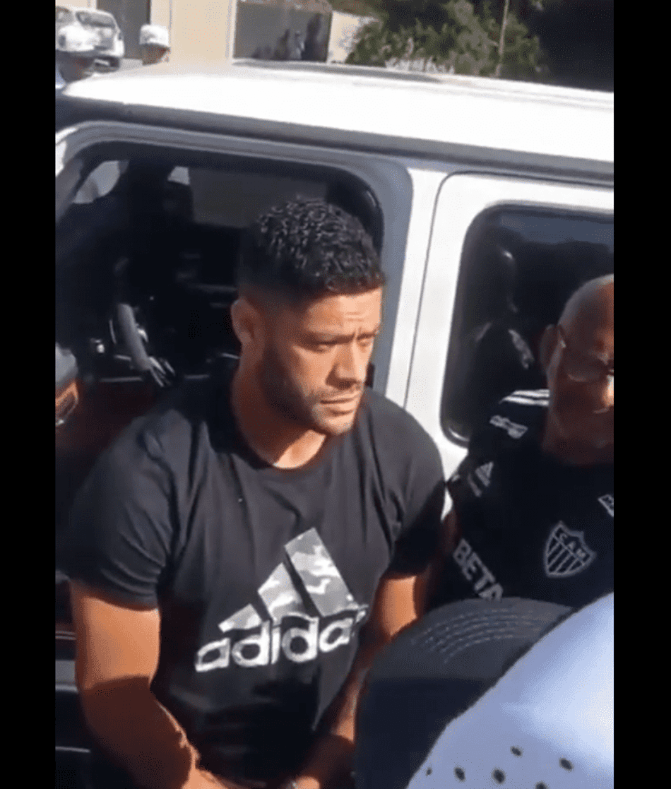 Organizada do Atlético-MG faz protesto, cobra Vargas e conversa com Hulk e Cuca