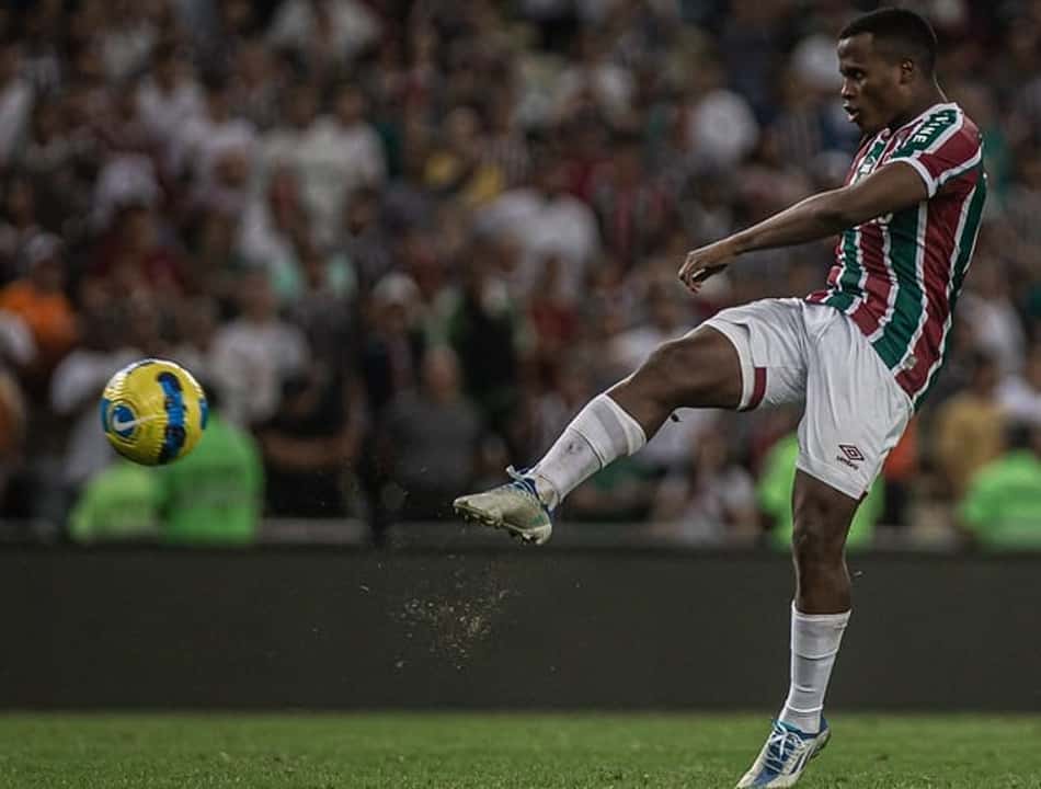 Arias cresce de novo em jogo grande, faz temporada brilhante e se destaca no Fluminense