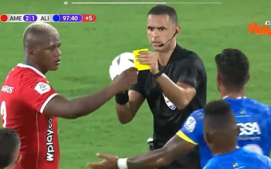 Jogador faz papel de árbitro e aplica cartão em rival; assista