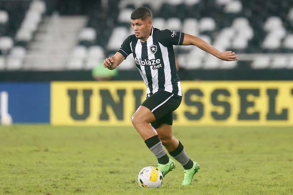 LANCE! Rápido: Erison fora do Botafogo, PSG perto de reforço e mais!