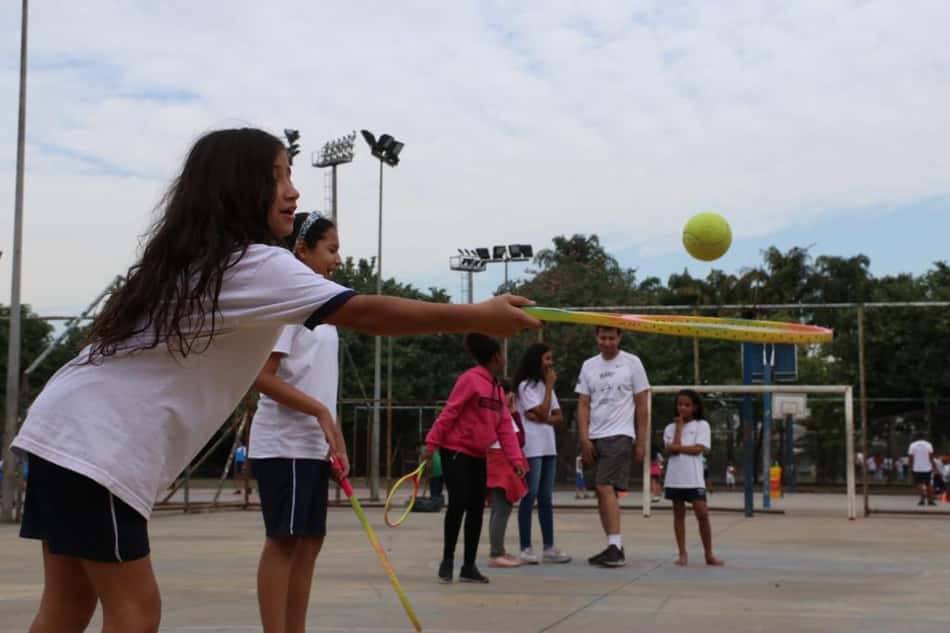 Crianças da Maré participam de clínicas com grandes nomes do Beach Tennis na Praia de Ipanema neste sábado