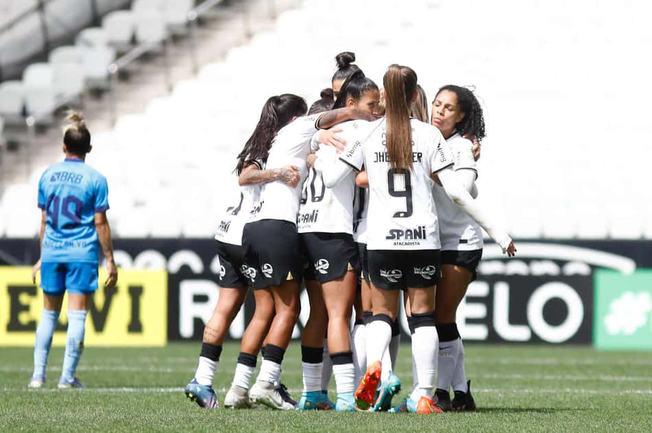 Desfalcado, Corinthians conta com força da Arena para defender tabu contra o Palmeiras no Dérbi feminino