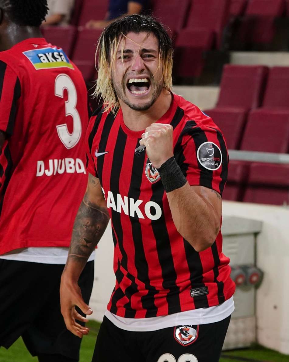 Jogador chileno dá arrancada para marcar golaço no futebol turco; assista
