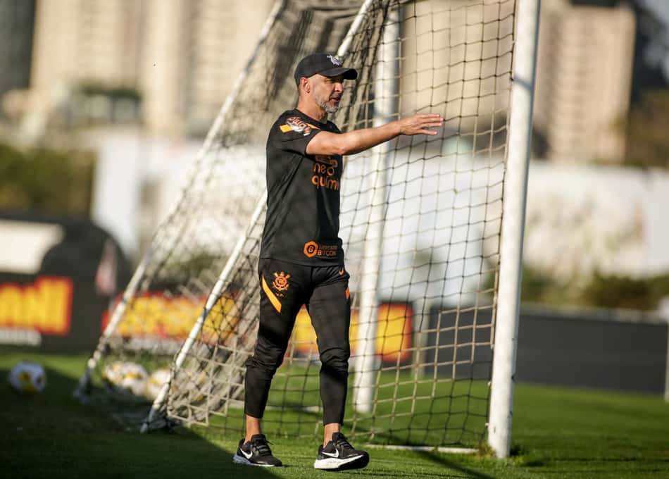 Seis meses após primeiro treino, Vítor Pereira pode encontrar 'time-base' no Corinthians