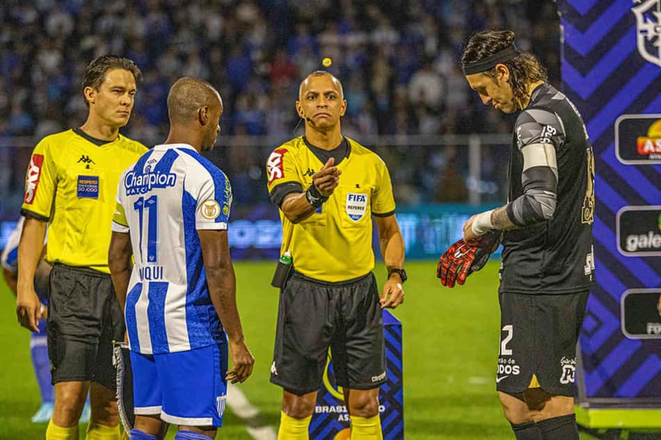 Árbitro da final da Copa do Brasil já 'tirou' gol do Corinthians em decisão