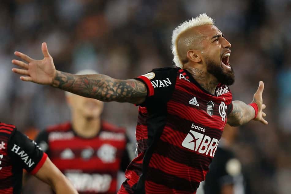 Hora de ser titular? Vidal se destaca no Flamengo e coloca 'pressão' em Dorival Júnior