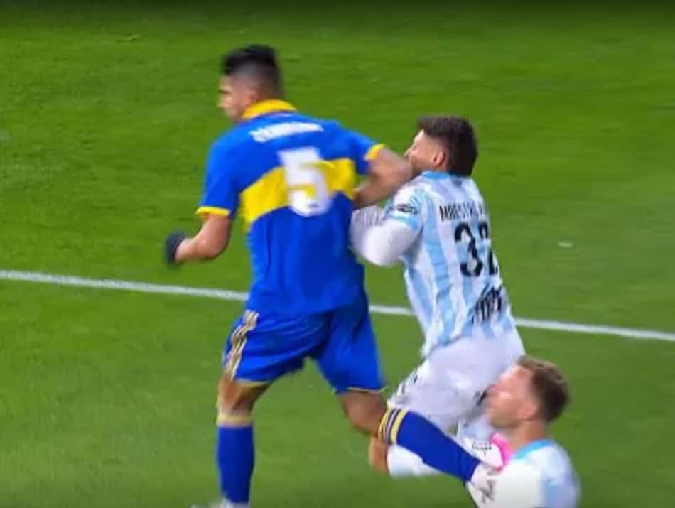 Árbitro não revisa lance polêmico e irrita treinador; assista