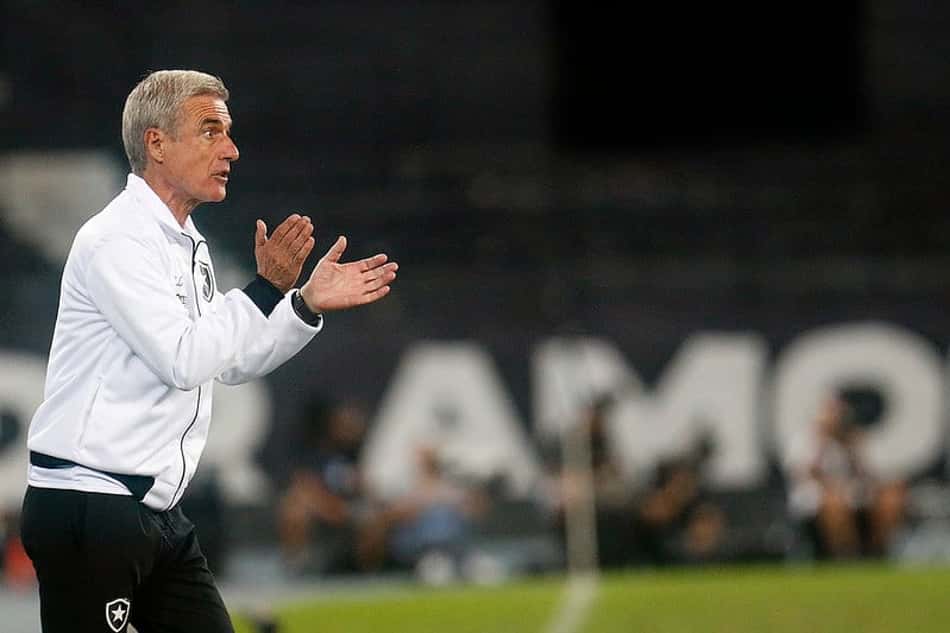 Botafogo 'rema contra a maré' em cenário de pressão com Luís Castro