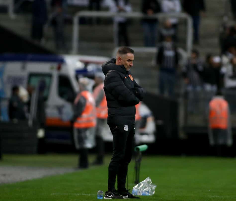 Vítor Pereira analisa vitória do Corinthians e atualiza situação de Maycon: 'Está em fase prematura'