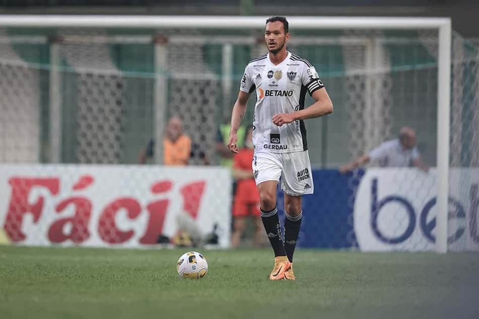 Sem Allan e Otávio, Cuca pode ir com Réver no meio do Atlético-MG