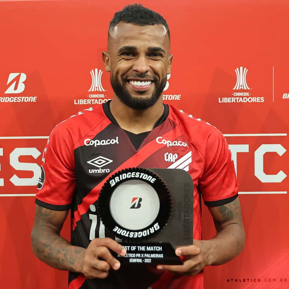 Eleito melhor do jogo, Alex Santana mostra confiança no Athletico: 'Vamos buscar a classificação'