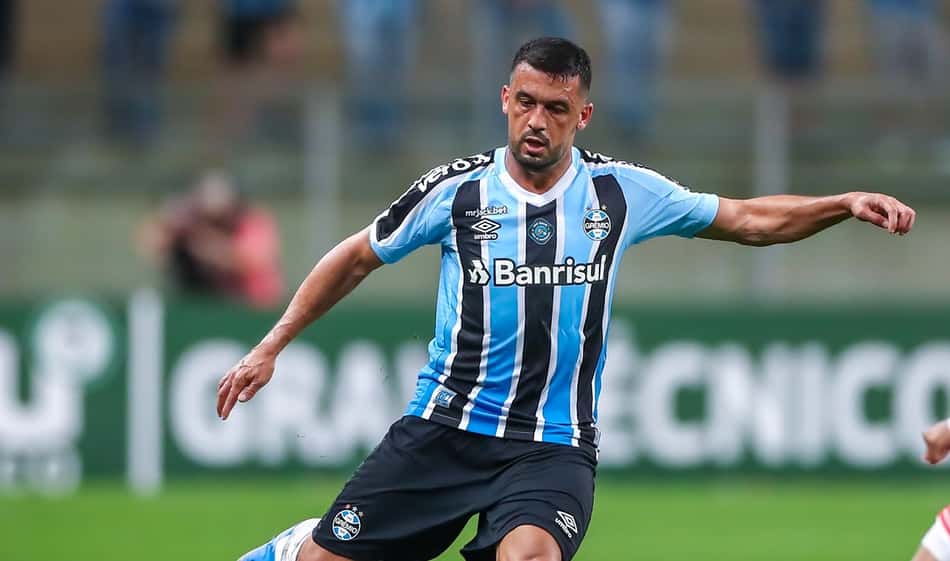 Edílson fala em assumir a responsabilidade no Grêmio após derrota: 'Nosso pior momento'
