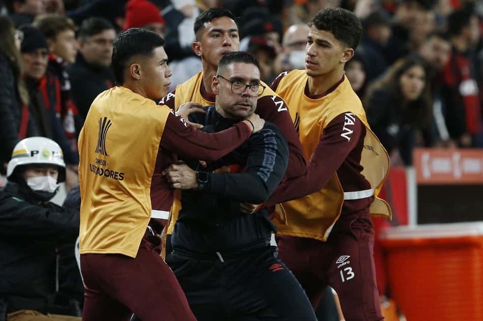 Alexandre Mattos, diretor do Athletico, relata 'postura agressiva' do árbitro e pisão do bandeirinha