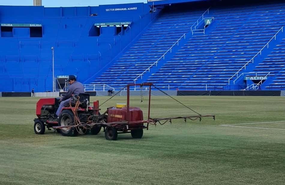 Paulo Calçade detona gramado do estádio do Vélez: 'Duro, seco e irregular'