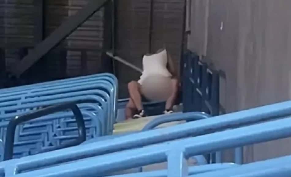 Casal é retirado de arquibancada de estádio após ser flagrado em suposto 'momento íntimo'